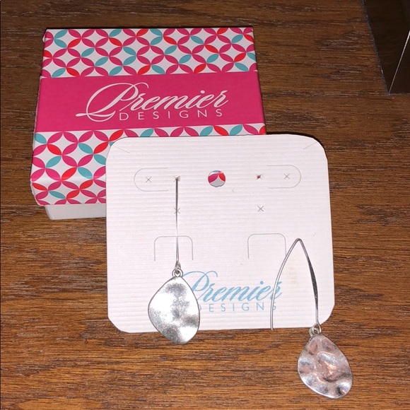 Premier Designs Jewelry - Premier Designs Contempo Silver Earrings